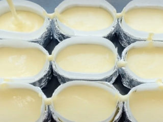 12、半熟芝士蛋糕,做好的蛋糕液装进来，记得不能装的太满，一般六七分满就可以了，后面烤制的时候才不容易溢出来