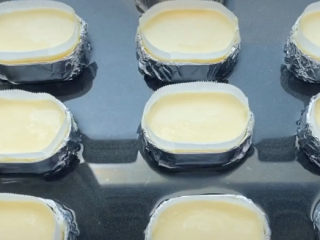 13、半熟芝士蛋糕,入烤箱之前，先要在烤盘中加一层清水，也就是所谓的浴水烤制法，这个是烤制半熟芝士通用的方法。