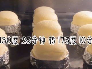 14、半熟芝士蛋糕,烤箱记得提前预热好，做好的蛋糕送入烤箱，130度先25分钟，后转175度10分钟上色，烤出来绝对完美。