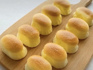 15、半熟芝士蛋糕,刚烤好的蛋糕是很软的状态，这时候不是吃它的最佳时间，请一定忍住，放凉之后再进行脱模。夏天的时候记得放冰箱冷藏之后再吃。