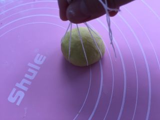 9、南瓜面包,搓圆后，收口朝下放到线型正中。线对边提前