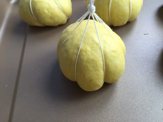 12、南瓜面包,发到1.5倍--2倍即可。注意，线的松紧度如图。（适当调整哦）