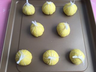 10、南瓜面包,放到烤盘上，中间打个折（线的摆放位置决定你南瓜面包的模样）