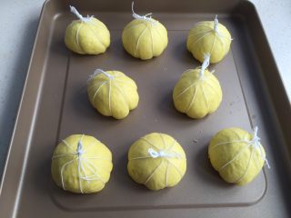 13、南瓜面包,烤箱预热上下火170度，放烤箱倒数第二层烤。入烤箱前面团上喷点水