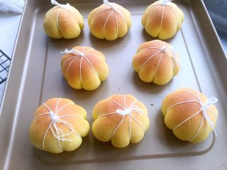 14、南瓜面包,170度烤到10分钟时盖锡纸（看自家烤箱的脾气哦）再烤8分钟前。总的时间是170度烤18分钟出炉。