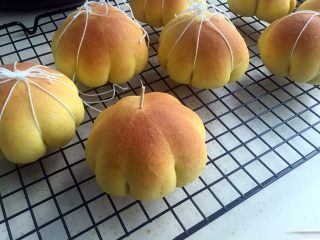 15、南瓜面包,慢慢拉掉绳子。