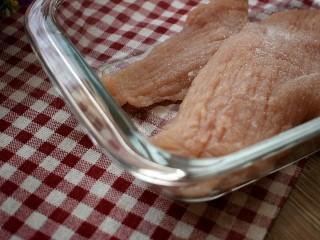 3、香酥鸡排,撒入小半勺食盐