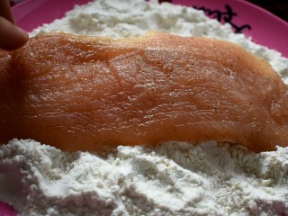 8、香酥鸡排,然后将腌制好的鸡胸肉先沾一层面粉
