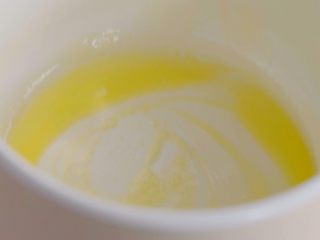 1、15分钟下午茶,芝士满满吐司杯,首先在奶锅中融化黄油