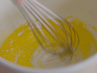 3、15分钟下午茶,芝士满满吐司杯,用手动打蛋器搅拌均匀