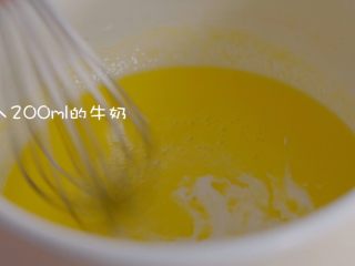 4、15分钟下午茶,芝士满满吐司杯,加入200ml的牛奶,牛奶要慢慢加,边加边搅拌,避免产生小疙瘩