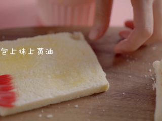 9、15分钟下午茶,芝士满满吐司杯,吐司两面也都要抹上黄油,这能让吐司更酥脆