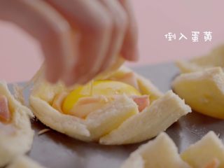 12、15分钟下午茶,芝士满满吐司杯,鸡蛋太大同理,倒出一部分蛋清,留蛋黄,鸡蛋太大杯子就满了,没办法放白酱