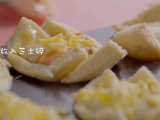 14、15分钟下午茶,芝士满满吐司杯,撒上芝士碎,点睛之笔在吐司边边也刷上黄油