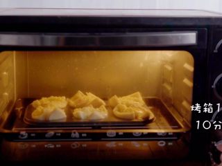 15、15分钟下午茶,芝士满满吐司杯,放入烤箱180度烤10分钟,烤出来的是溏心蛋,不喜欢可以多烤5分钟蛋全熟