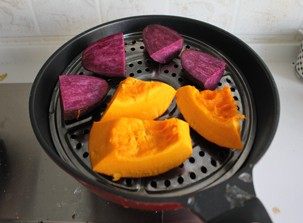 1、紫薯南瓜土司,紫薯和南瓜上锅蒸熟