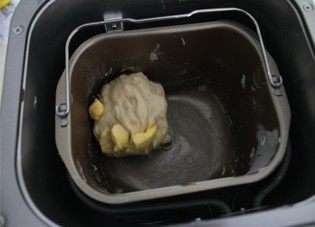 4、紫薯南瓜土司,和面程序结束后,加入软化的黄油,再次启动和面程序