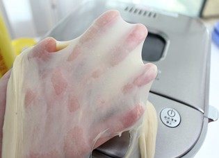 5、紫薯南瓜土司,揉到完全扩展阶段,手套膜