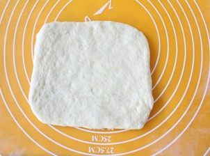 8、紫薯南瓜土司,取其中一份擀成正方形状