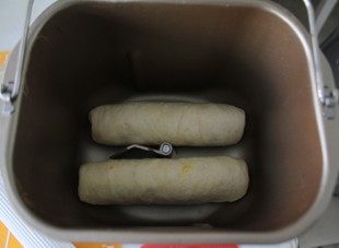 12、紫薯南瓜土司,并排摆在面包机里