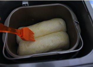 15、紫薯南瓜土司,发酵好的面包涂全蛋液