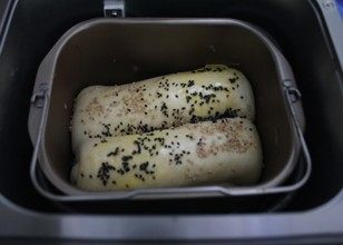 16、紫薯南瓜土司,撒黑白芝麻装饰