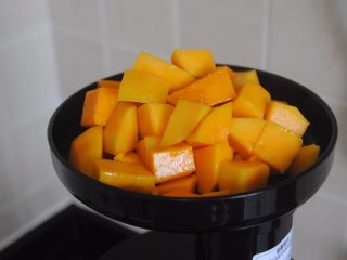 4、芒果酱,放入原汁机内