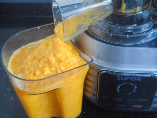 6、芒果酱,全部都出来后，芒果汁也不要浪费哦