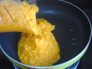 7、芒果酱,选择干净无油的不黏锅，热锅，倒入芒果泥