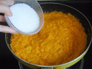 9、芒果酱,倒入细砂糖不断小火翻匀