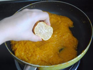 10、芒果酱,翻匀到芒果酱变稠，挤入柠檬汁