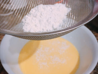 5、网红舒芙蕾,筛入低筋面粉4汤匙