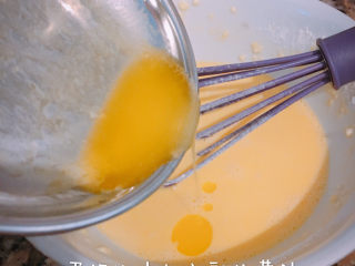 6、网红舒芙蕾,加入隔水融化后的牛油，搅均合成蛋奶面糊后备用