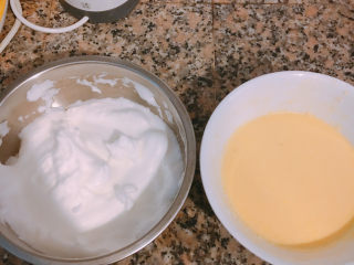 9、网红舒芙蕾,打发好的蛋清与蛋奶面糊