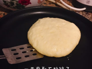 14、网红舒芙蕾,待一面煎至不粘铲子再翻面煎另外一面