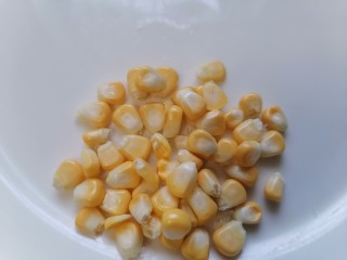 2、鳕鱼饼,将玉米粒剥下来