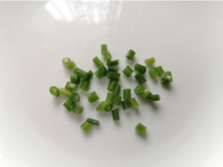 4、鳕鱼饼,葱洗干净切成葱花