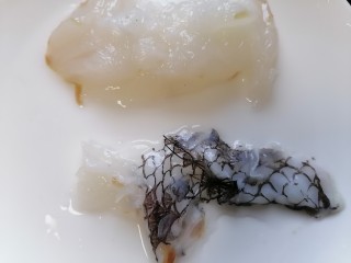 5、鳕鱼饼,将三文鱼鱼皮和鱼骨处理干净