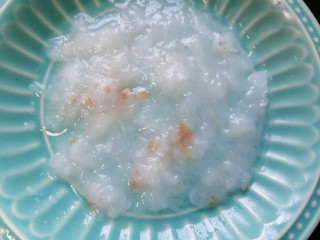 6、鳕鱼饼,将三文鱼剁成泥状