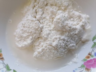 7、鳕鱼饼,在面粉里加入适量水