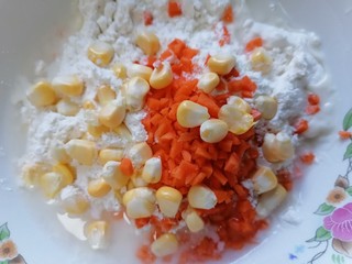 9、鳕鱼饼,放入玉米粒