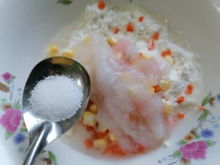 10、鳕鱼饼,放入三文鱼茸和一勺盐调味