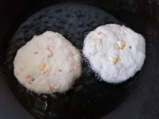 13、鳕鱼饼,锅内放油烧热放入饼煎