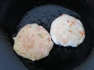 14、鳕鱼饼,煎一会翻一面继续煎