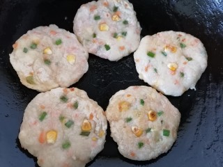 15、鳕鱼饼,像这样两面煎至金黄即可