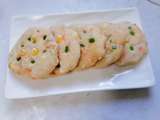 16、鳕鱼饼,将鳕鱼饼码放在盘中