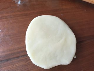11、蛋黄酥，纯纯的诱惑,把油皮，揉圆，擀开了；