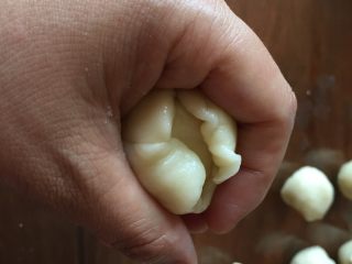 13、蛋黄酥，纯纯的诱惑,然后用虎口，收口，收口朝下；