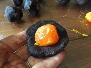 15、蛋黄酥，纯纯的诱惑,这时候，开始做里面的馅料；取豆沙20克，放入半个蛋黄；因为我做的是小的蛋黄酥，所以，用半个蛋黄就可以了；