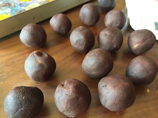 16、蛋黄酥，纯纯的诱惑,收好口，揉圆；依次做好其他的；